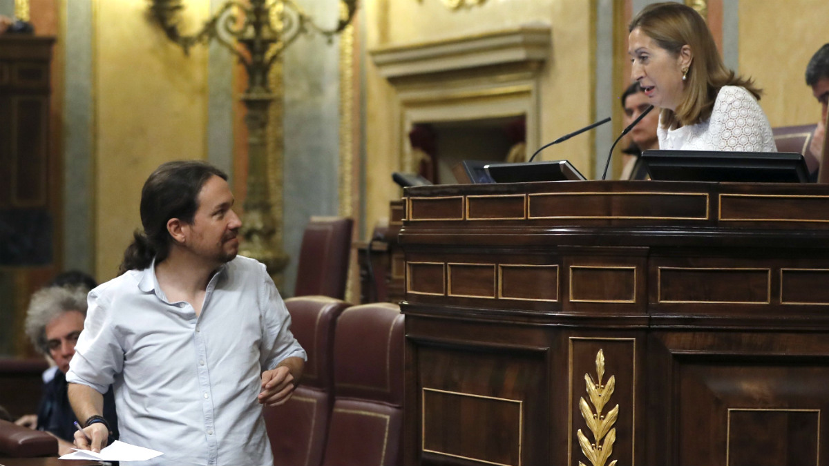 Ana pastor llama al orden a Pablo Iglesias durante su intervención en el debate de investidura. (EFE)