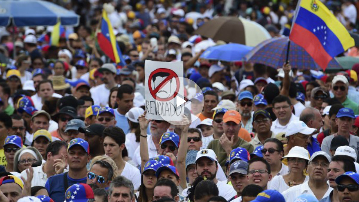Miles de opositores al régimen de Nicolás Maduro se manifiestan en la calle mostrando su conformidad en declarar a Maduro en abandono del cargo. AFP