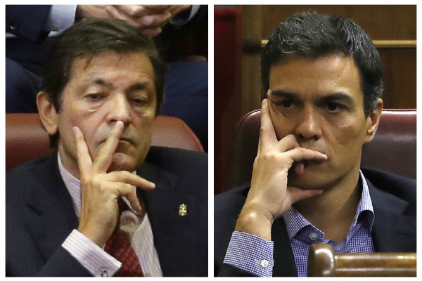Pedro Sánchez y Javier Fernández durante el debate de investidura de Mariano Rajoy (EFE).