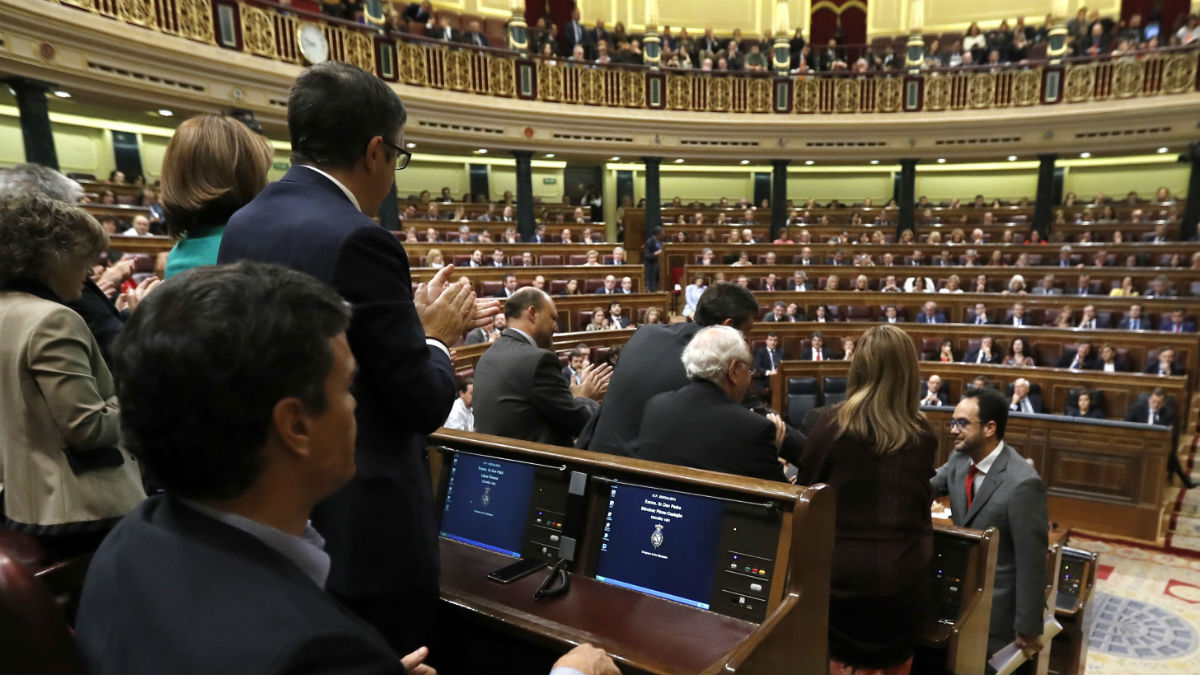 Pedro Sánchez tras la intervención de Antonio Hernando. (EFE)