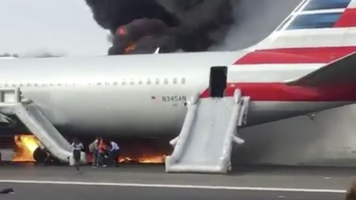 Momento en el que los pasajeros evacuan el avión durante el incendio.