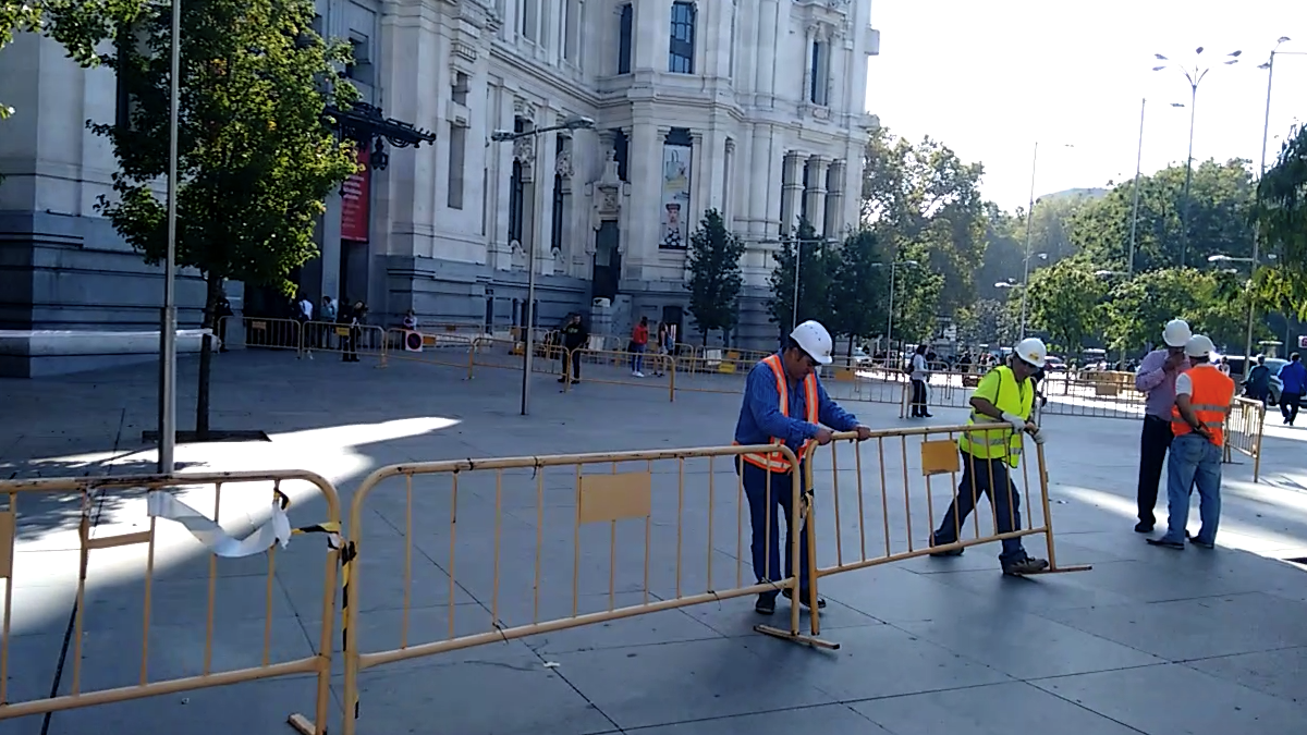 La fachada del Ayuntamiento siendo vallada. (Foto: OKDIARIO)