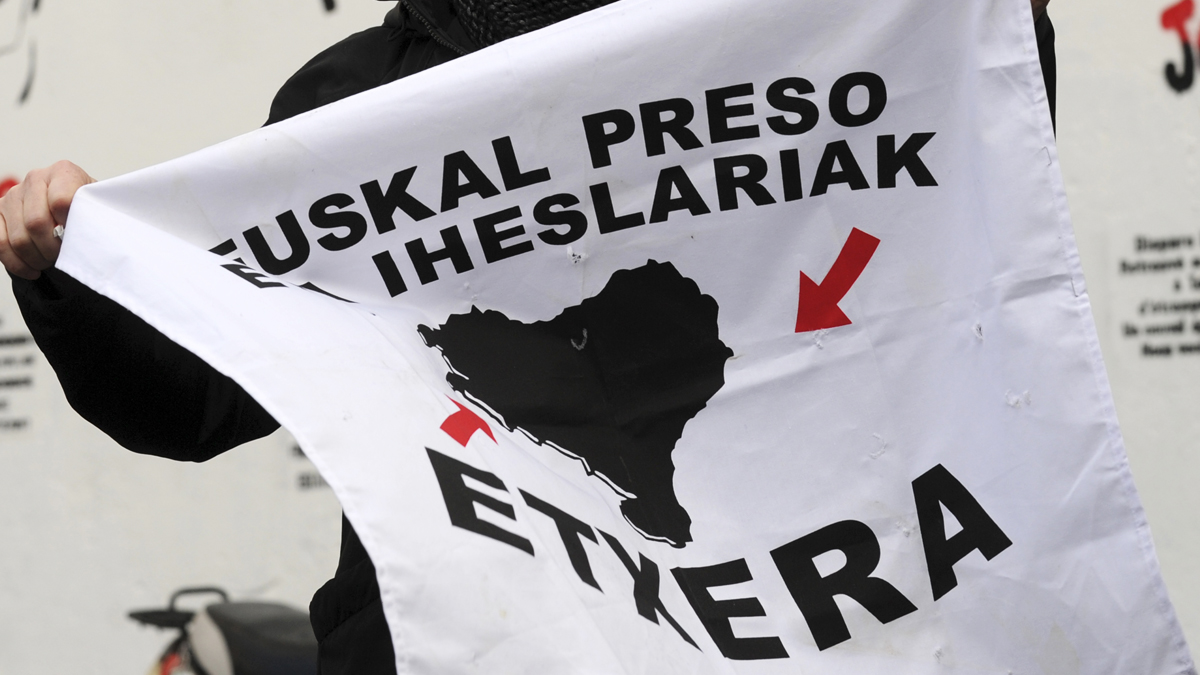 Cartel a favor del acercamiento de los presos de ETA. (Foto: AFP)