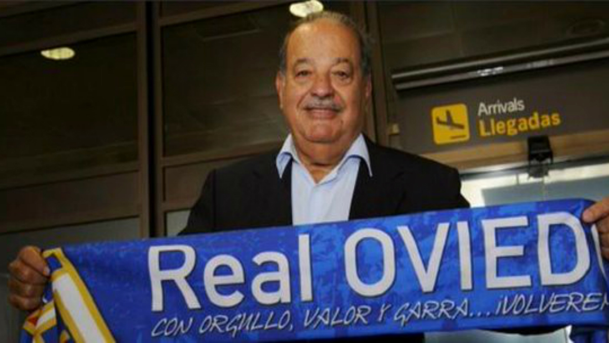 Carlos Slim en el aeropuerto de Asturias con una bufanda del Real Oviedo (Foto: economiahoy.mx)