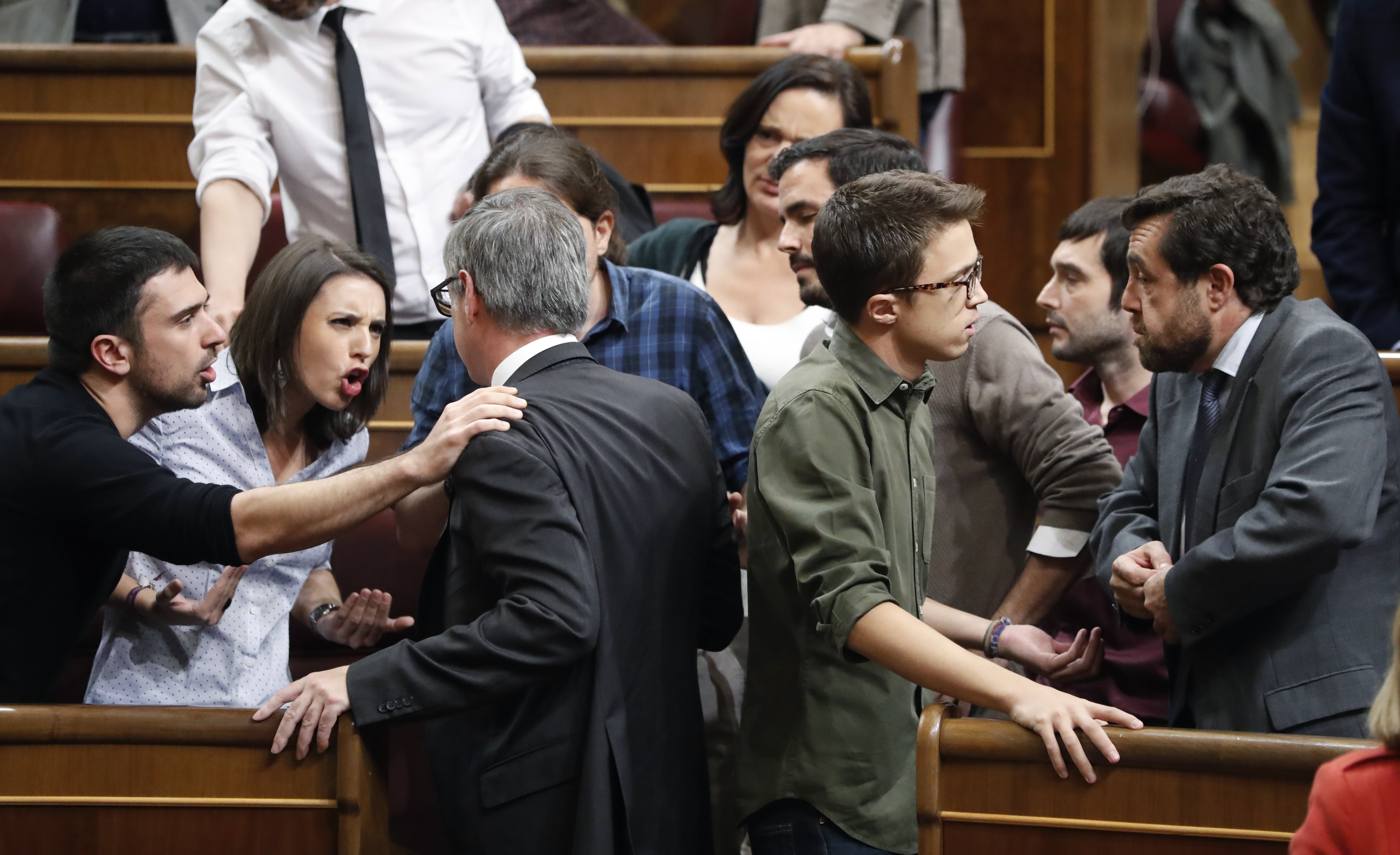 Un momento de la bronca entre Podemos y C’s en el Congreso