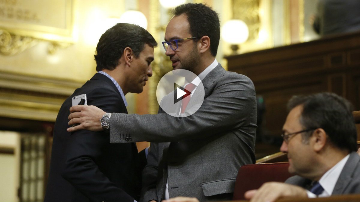 Pedro Sánchez y Antonio Hernando en el debate de investidura de Mariano Rajoy (EFE).