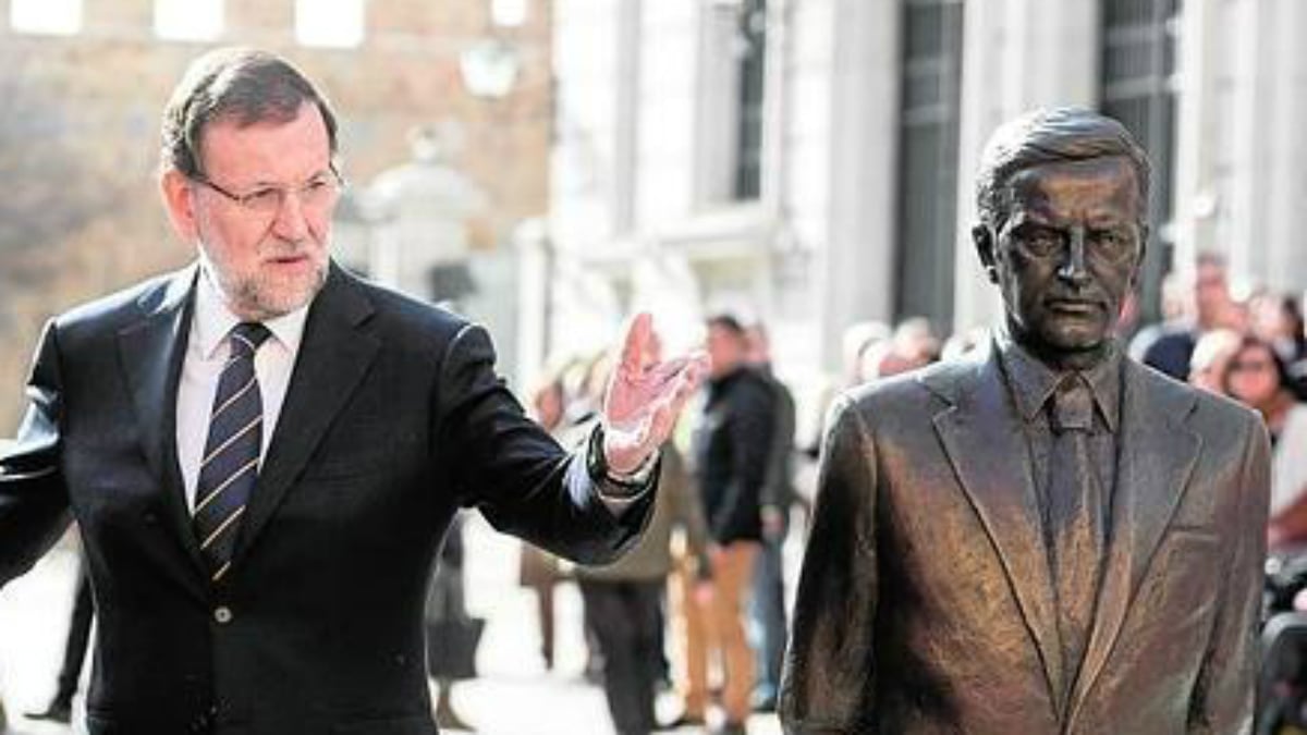 Mariano Rajoy, ante la estatua de Adolfo Suárez en Ávila.