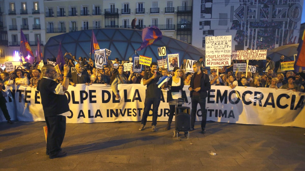 Lectura de un manifiesto al término de la marcha «Rodea el Congreso», en la Puerta del Sol de Madrid, convocada por la Coordinadora 25-S, para protestar por la investidura de Mariano Rajoy como presidente del Gobierno (Foto: Efe)