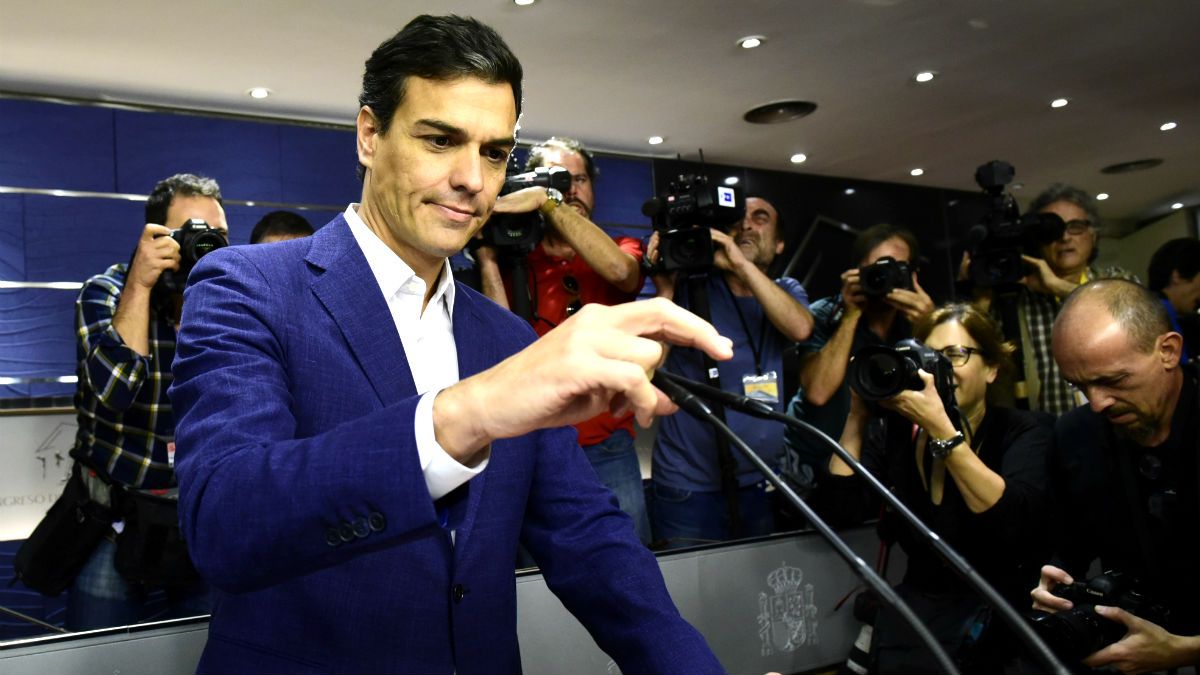 Pedro Sánchez en la comparecencia de su dimisión como diputado en 2016 (Foto: AFP).