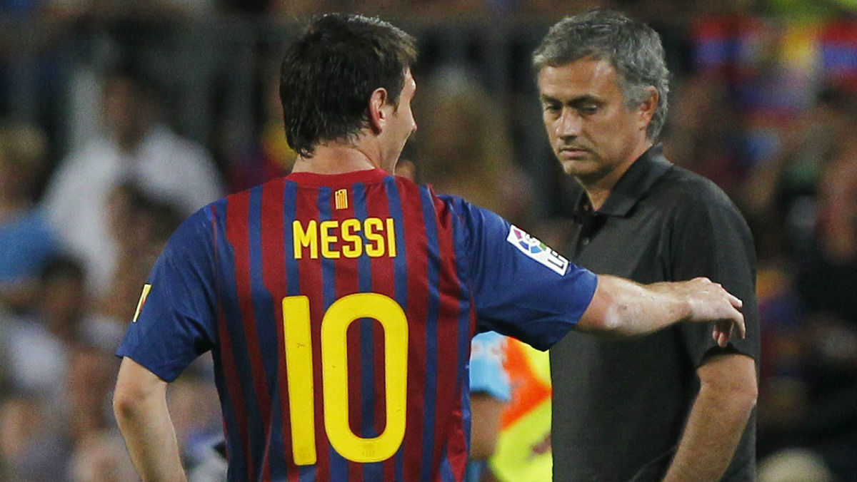 Leo Messi conversa con Jose Mourinho en un duelo en Champions.