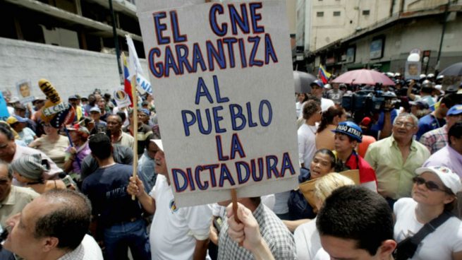 Opositores al régimen de Nicolás Maduro durante la concentración 'Toma de Caracas' promovida por los partidos contrarios al mandato de Maduro. AFP