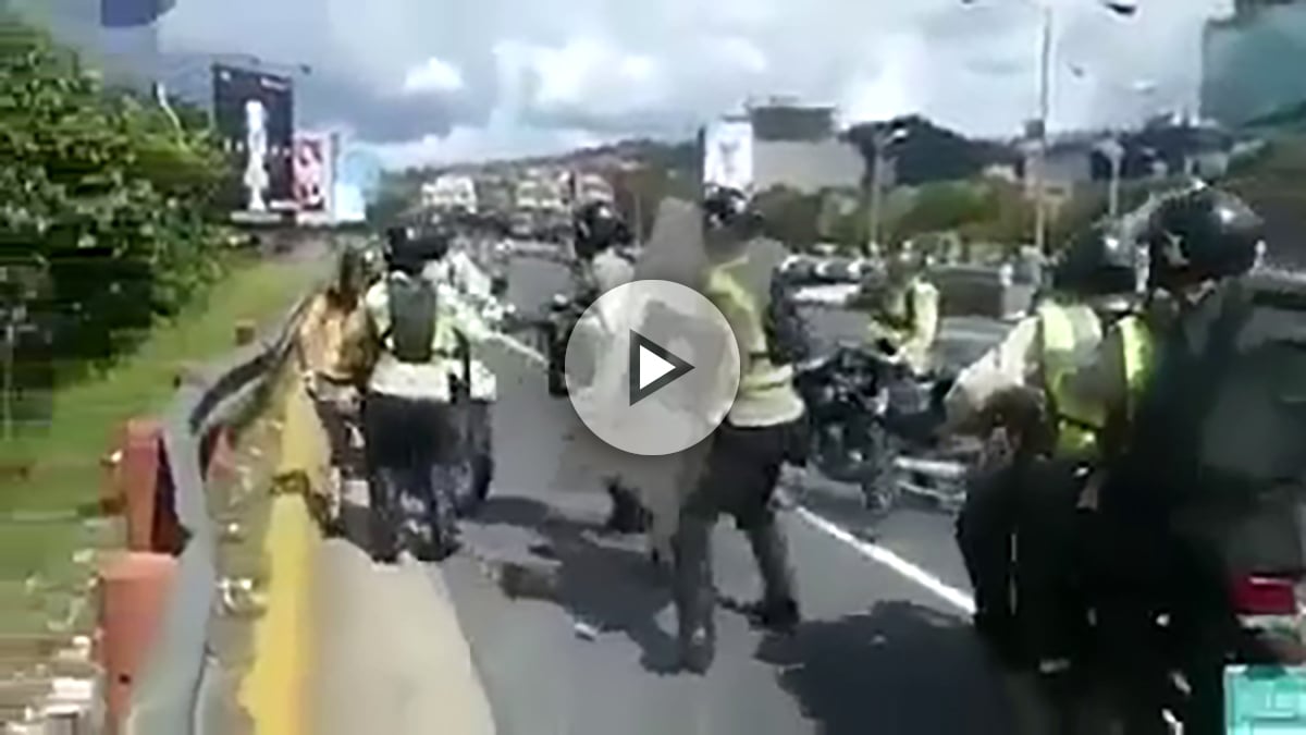 Agentes de la policía chavista apalean a una mujer en la «toma de Caracas» convocada por la MUD.