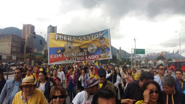 manifestacion-bogota-colombia-santos