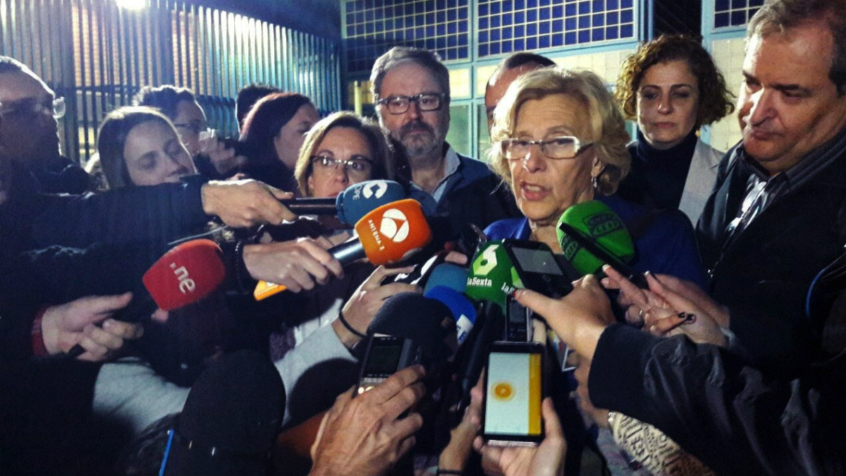 Manuela Carmena atiende a los medios a su salida del CIE de Aluche, junto a Javier Barbero y Puri Causapié. (EFE)