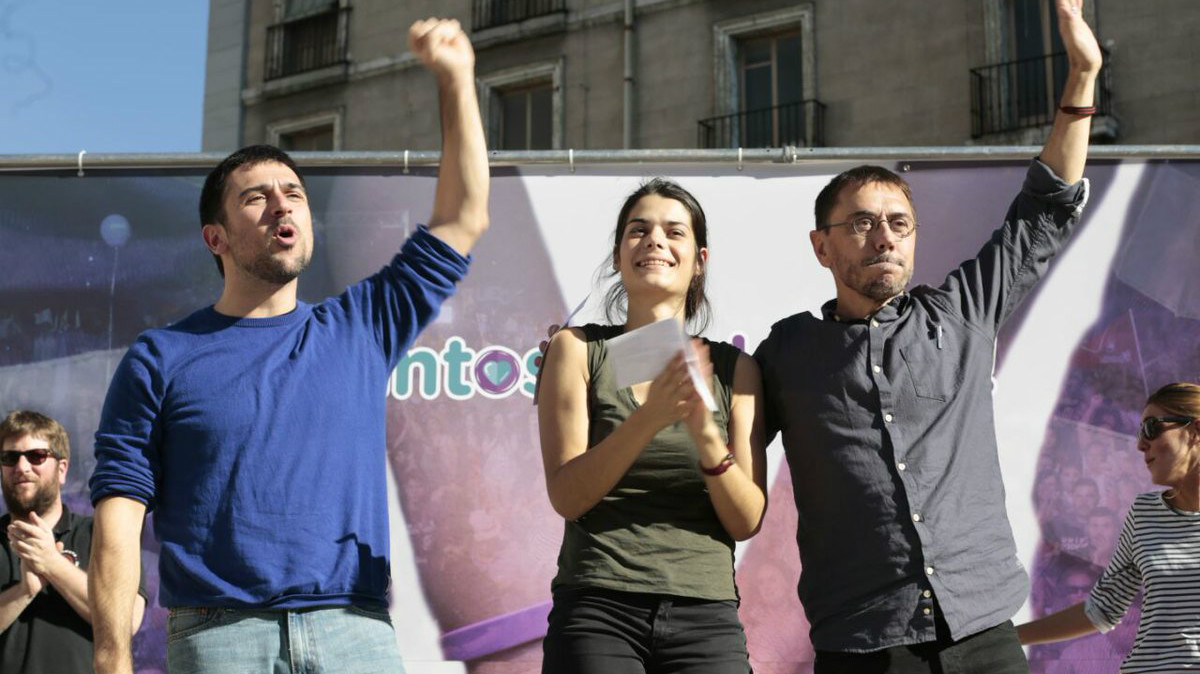 Isabel Serra cuando contaba con el apoyo de Ramón Espinar (UnidasxMadrid) y Juan Carlos Monedero haciendo campaña en las primarias. (Foto: JP)