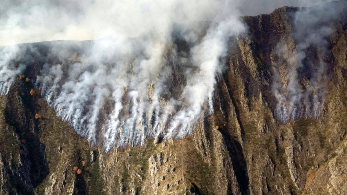 El incendio de Guingueta d’Àneu, en Lérida, en una imagen distribuida por los bomberos de la Generalitat.