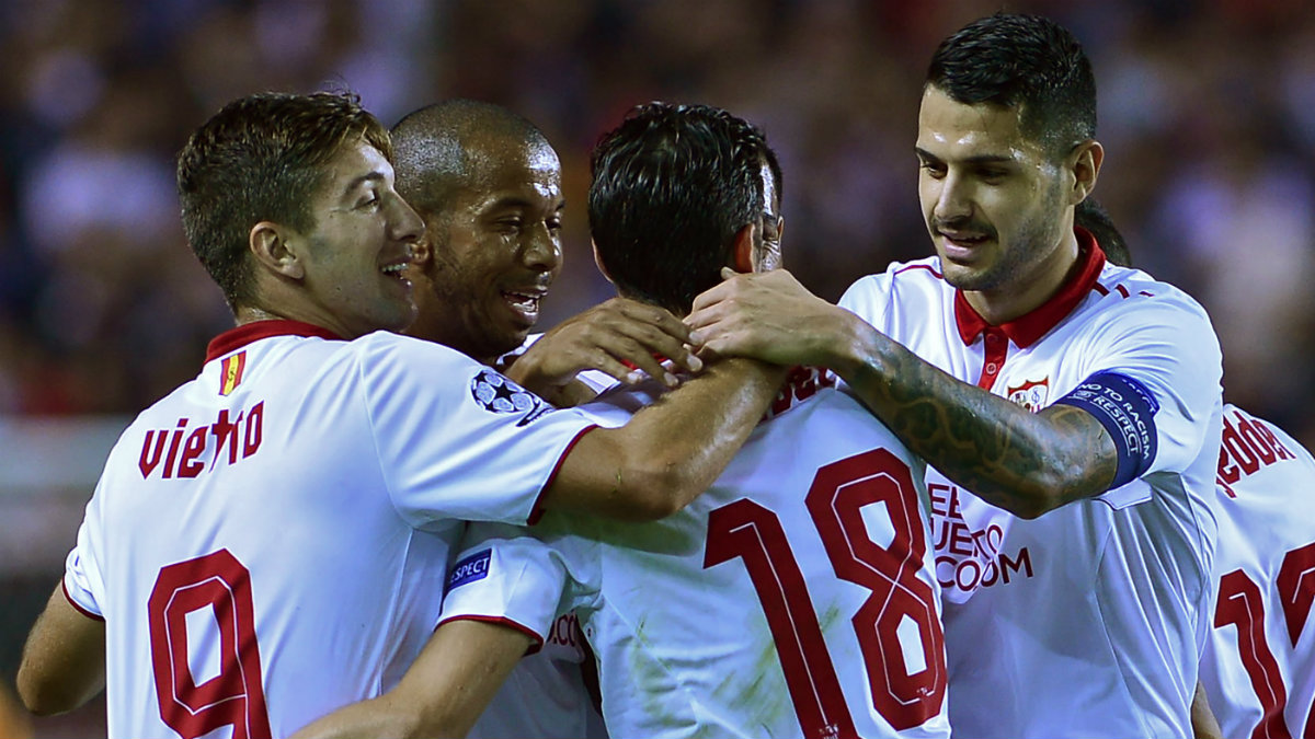 Los jugadores del Sevilla celebra uno de los goles ante el Dinamo de Zagreb. (AFP)
