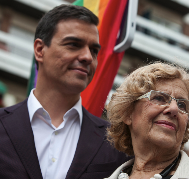 Pedro Sánchez y Manuela Carmena inaugurando la Plaza Pedro Zerolo. (Foto: Madrid)