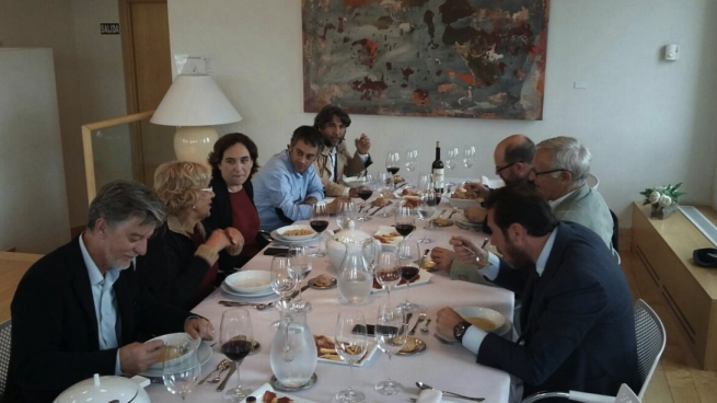 Carmena da plantón a Colau, Ribó, Santisteve y otros 6 alcaldes en una mesa redonda donde era ponente