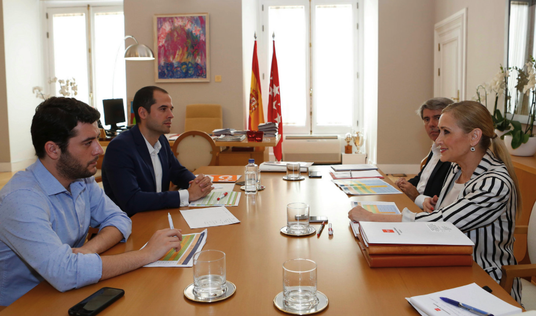 La presidenta Cifuentes revisando su acuerdo con C’s con Zafra y Aguado. (Foto: CAM)