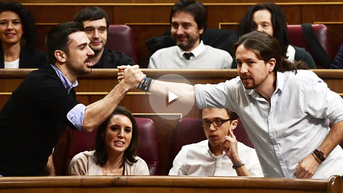 Ramón Espinar y Pablo Iglesias en el Congreso de los Diputados. (Foto: AFP)