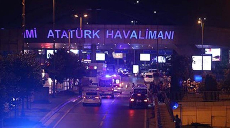 El aeropuerto Ataturk tras el tiroteo. (TW)