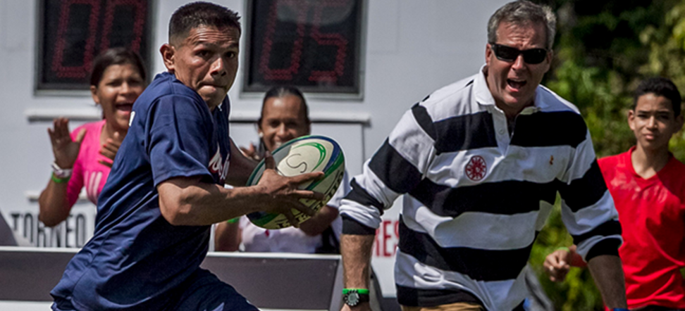 Alberto Vollmer, CEO de Ron Santa Teresa  en uno de los partidos de rugby de Proyecto Alcatraz