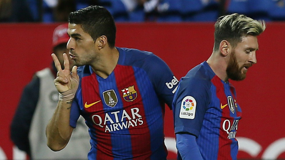 Luis Suárez celebra junto a Messi el segundo tanto ante el Sevilla