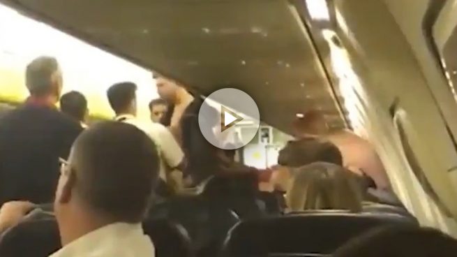 Una pelea a bordo de un avión de Ryanair obliga al piloto a desviarse del rumbo y aterrizar en Pisa