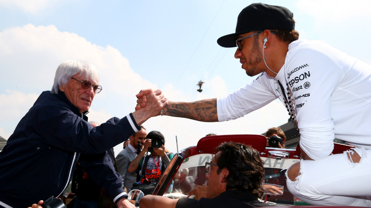 Ecclestone saluda a Hamilton antes de un gran premio. (Getty)