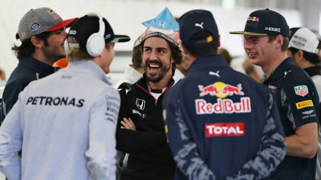 fernando-alonso-mclaren-honda-paddock