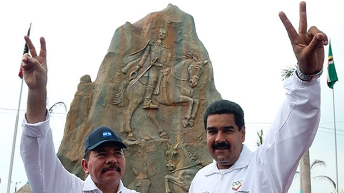 Los dictadores Daniel Ortega y Nicolás Maduro, junto a un monumento a Bolívar. (TW)
