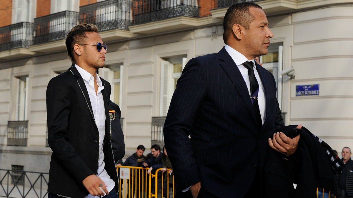 Neymar y su padre, a las puertas de la Audiencia Nacional. (Foto: Getty)