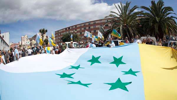 Manifestación con una bandera independentista canaria gigante