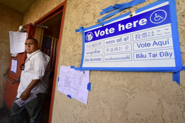 Un ejemplo de multiculturalidad. Un colegio electoral anuncia en diferentes idiomas donde votar. (Foto: AFP)