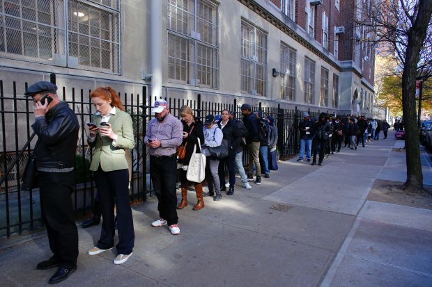 Votantes esperan pacientemente en largas colas para votar. (Foto: AFP)