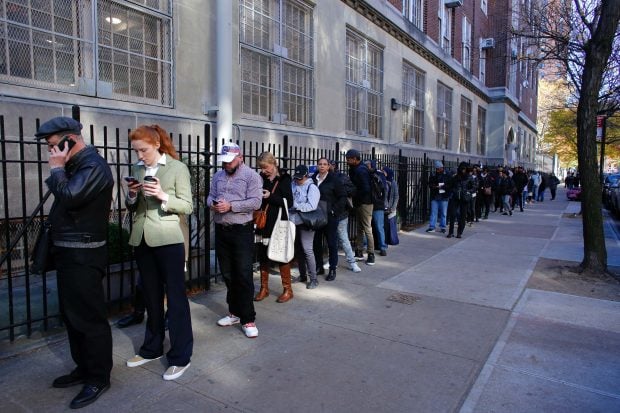 Votantes esperan pacientemente en largas colas para votar. (Foto: AFP)