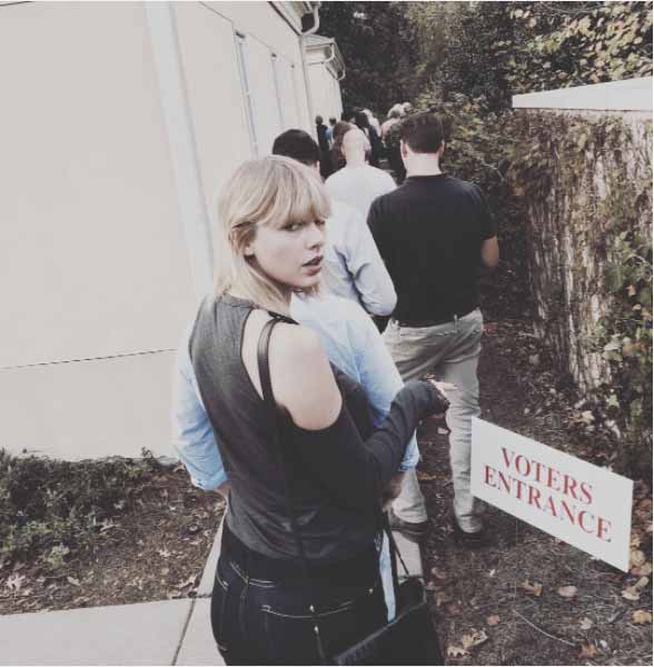La cantante Taylor Swift espera en la cola de su colegio electoral.