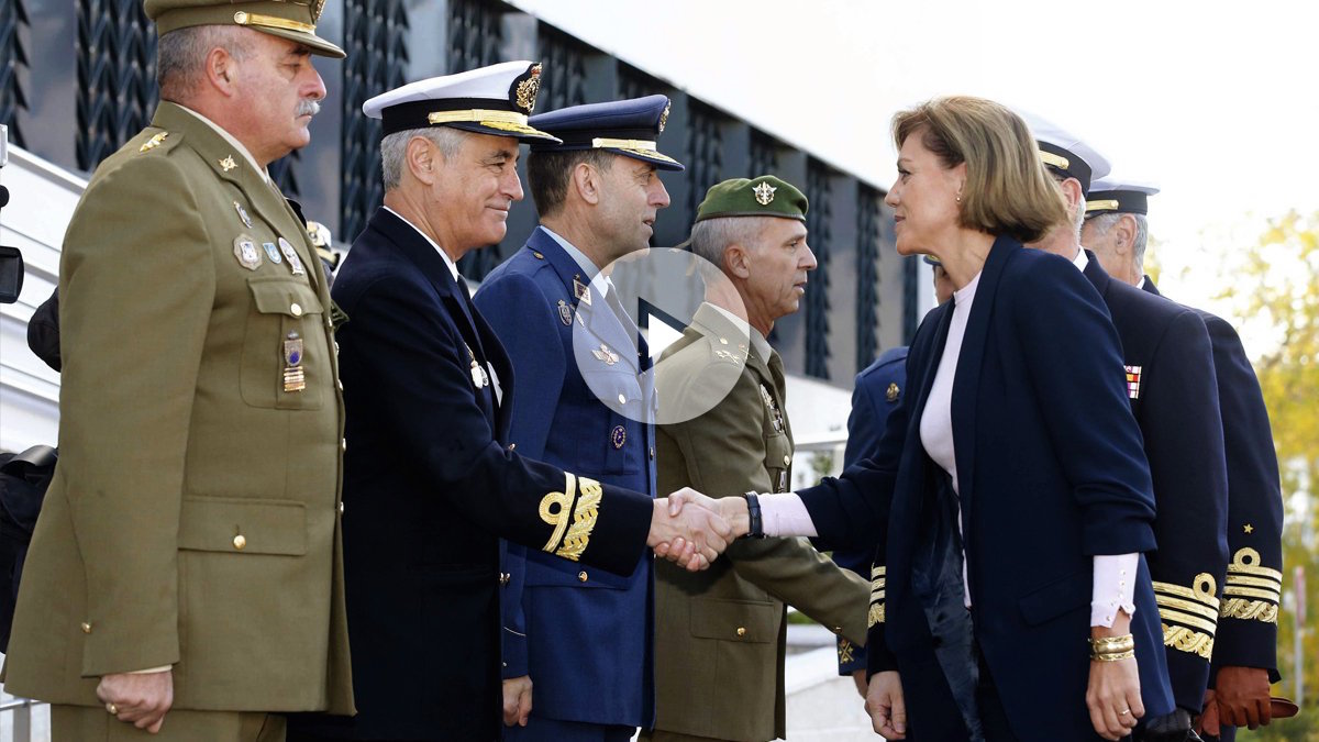 María Dolores de Cospedal en su primer encuentro con la cúpula militar. (Foto: EFE)