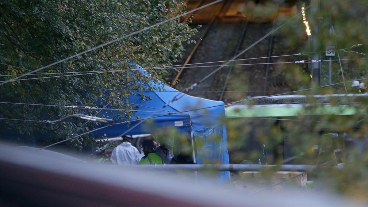 Personal trabajando en la zona donde se accidentó el tranvía (Foto: AFP)