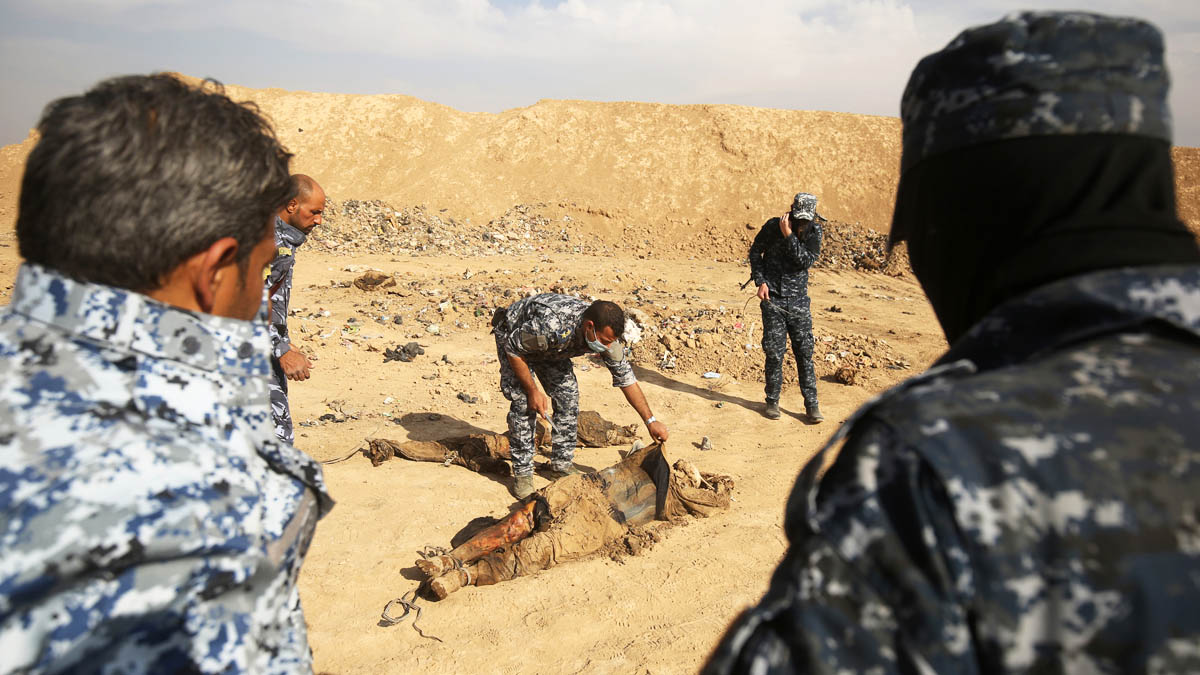 Soldados de la alianza encuentran cuerpos muertos en Mosul (Foto: AFP)