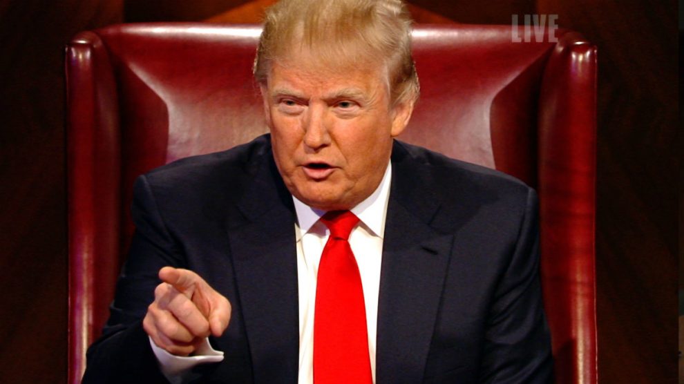 Donald Trump, gritando «¡estás despedido!» a un concursante de ‘El aprendiz’, su programa en la NBC.