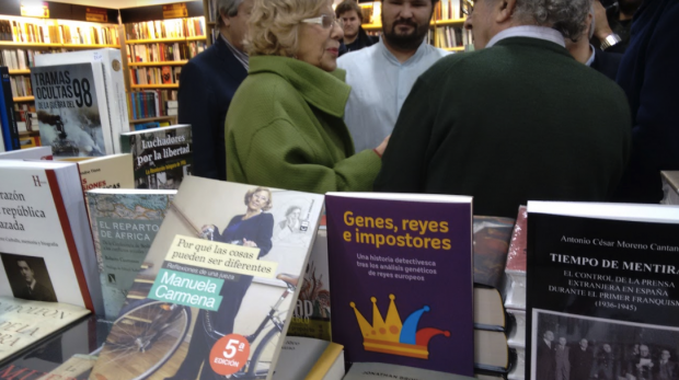 Varios libros de la alcaldesa se han encontrado con su autora en esta visita. (Foto: OKDIARIO)