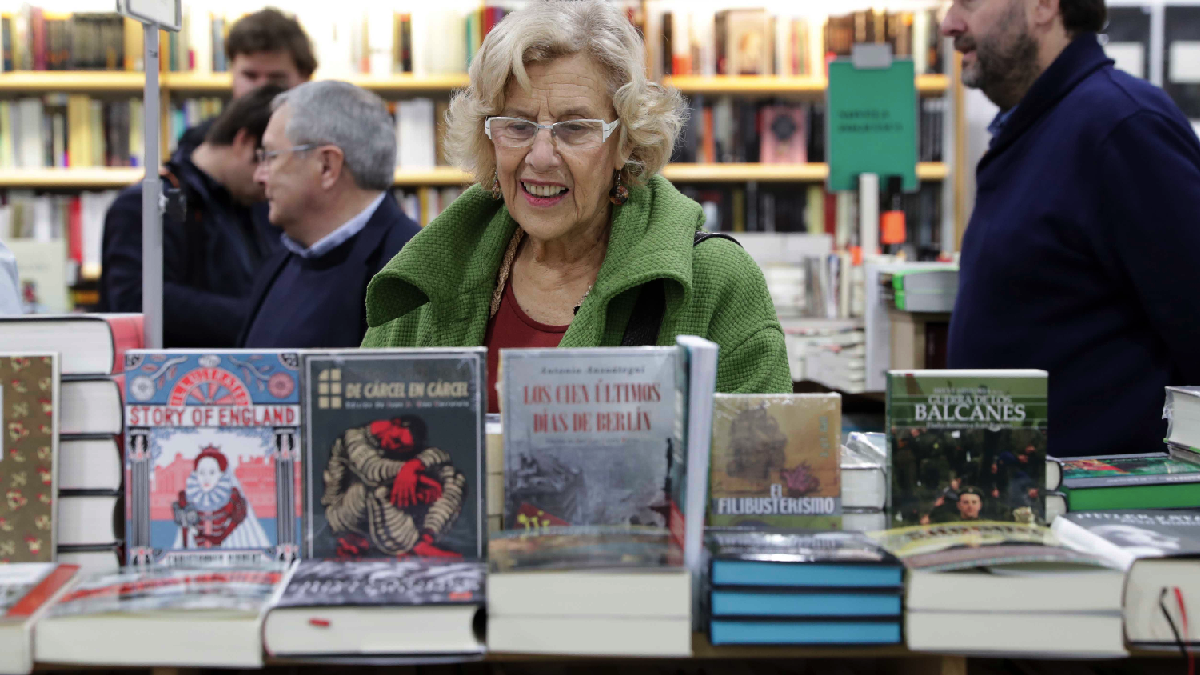La regidora capitalina, Manuela Carmena, celebrando el Día de la Librerías. (Foto: Madrid)