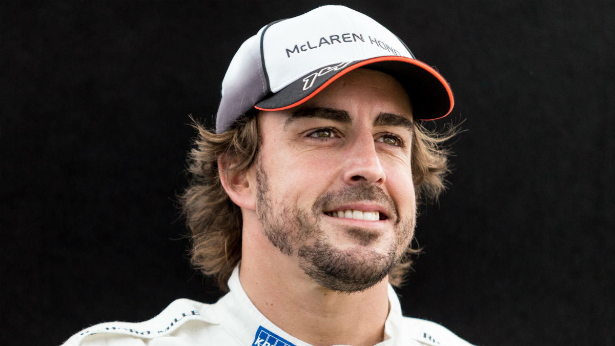 Fernando Alonso sacó su mejor sonrisa tras ser décimo en los entrenamientos. (AFP)