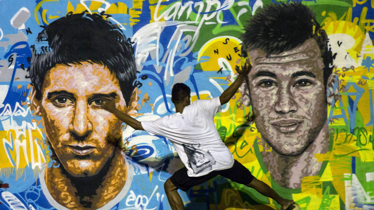 Una pintada del duelo Messi-Neymar en Río de Janeiro. (AFP)