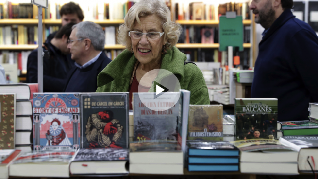 Indirecta de Carmena a sus ediles de Podemos: compra un libro sobre la supresión de los partidos