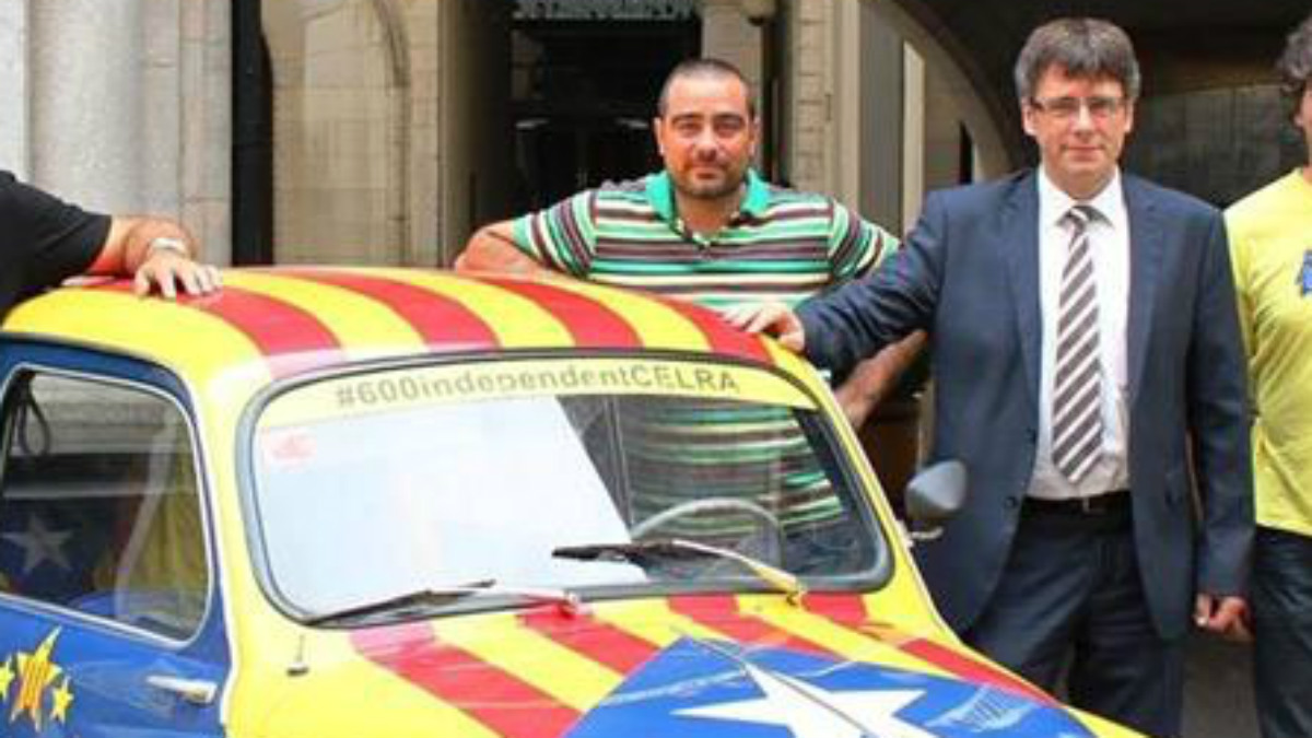 Carles Puigdemont posa con un 600 independentista en la sede de la Generalitat.
