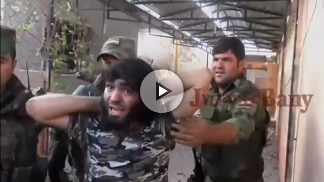 Un terrorista del ISIS se rinde a los soldados kurdos en Mosul