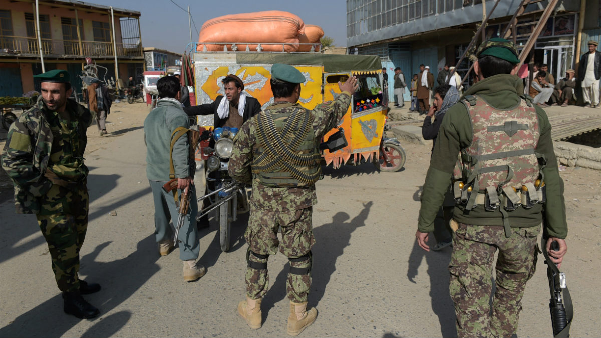 Militares afganos controlan las inmediaciones de la base estadounidense en Bagram, tras el atentado. (AFP)